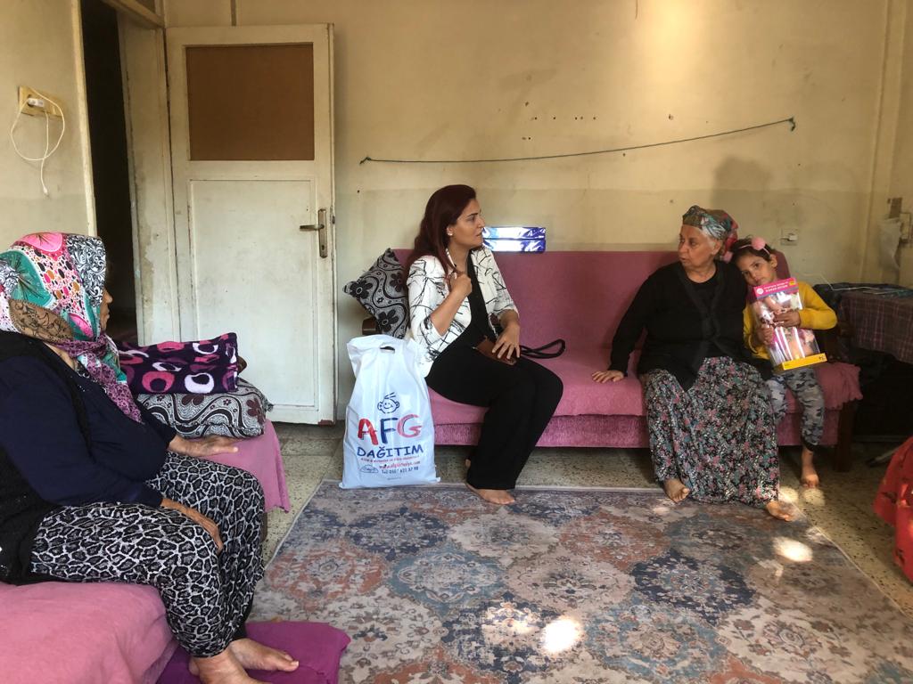 akkadin_hatay's tweet photo. 📍Antakya #EmekMahallesi

İl Kadın Kolları Başkanımız Zehra EREN; Fehime TAŞ teyzemizi ve torunu Fehime yavrumuzu ziyaret ederek, Cumhurbaşkanımız @RTErdogan' ın selamını ilettiler.

Çalmadık kapı, girmedik gönül kalmayınca dek; 
#DurmakYokYolaDevam https://t.co/oRCR2EyOgl