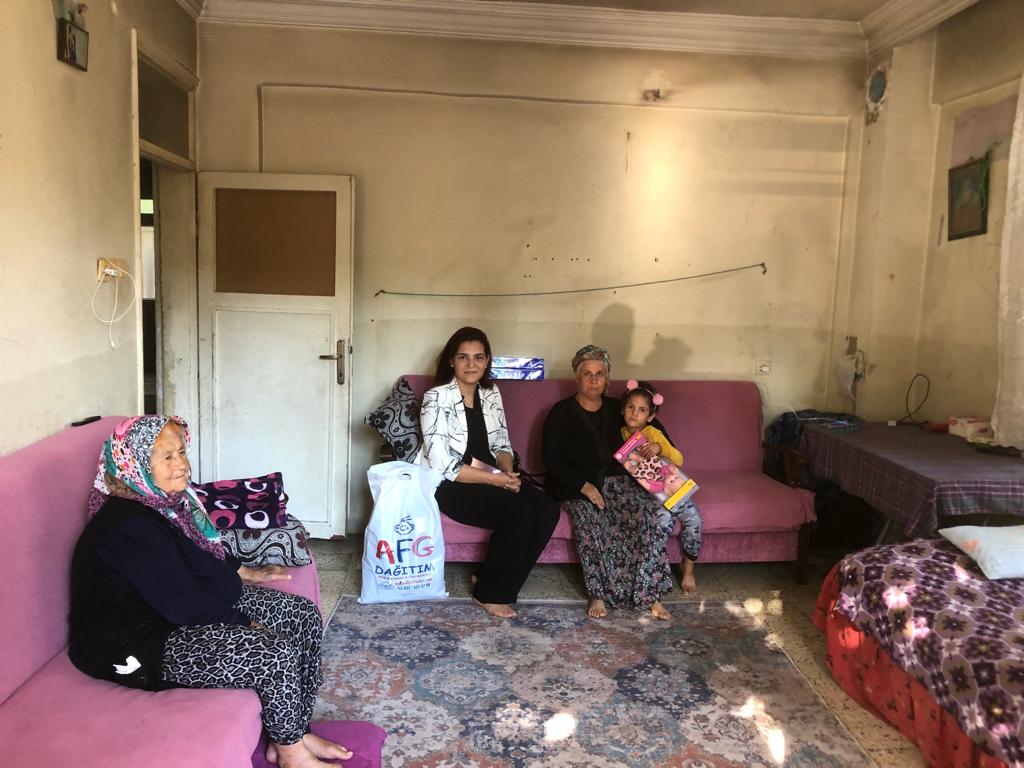 akkadin_hatay's tweet photo. 📍Antakya #EmekMahallesi

İl Kadın Kolları Başkanımız Zehra EREN; Fehime TAŞ teyzemizi ve torunu Fehime yavrumuzu ziyaret ederek, Cumhurbaşkanımız @RTErdogan' ın selamını ilettiler.

Çalmadık kapı, girmedik gönül kalmayınca dek; 
#DurmakYokYolaDevam https://t.co/oRCR2EyOgl