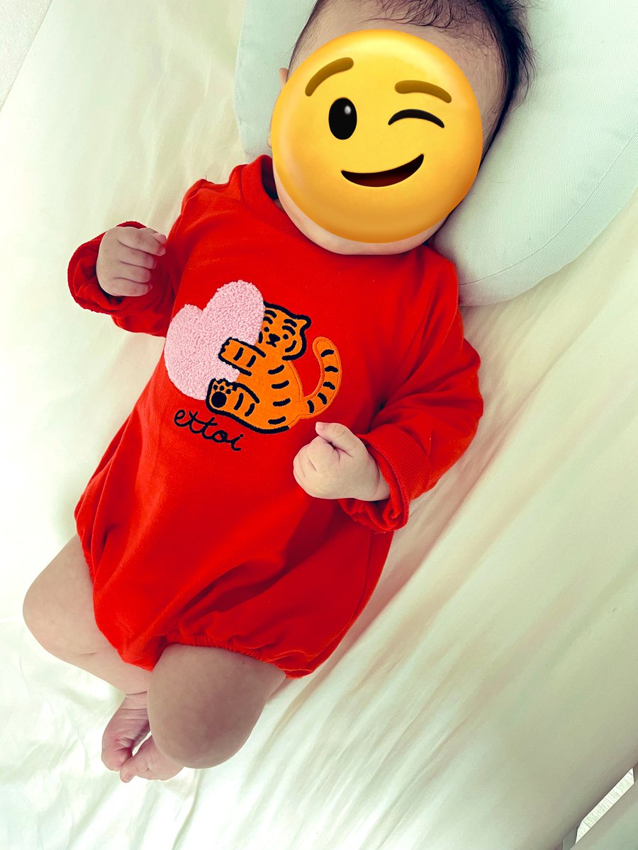29w59022706's tweet photo. 100日祝いでお洋服買ってもらった♡♡
友達からもらったムジクタイガーとettoiのコラボ服可愛すぎて大きいサイズも欲しいと思ってたのでリクエストしてしまった😂
本当なんでも似合うから服着せんの楽しい毎日ファッションショーしてる🕺🌹
レッグウォーマー欲しい〜〜
#mujik tiger https://t.co/13dBrmZIFd