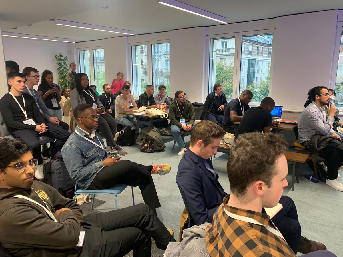 Une brève intro, puis c’est parti pour 48h de hackathon ! Des groupes d’étudiants travaillent ensemble pour présenter ce qui sera, selon eux, la fintech de demain. Présentations demain devant le jury chez <a href="/TreezorBanking/">Treezor - Enable Creative Banking</a>. 

Qui sera la future 🦄 ? #FFT2022 <a href="/FranceFintech/">France FinTech | Join us ⚡️</a> <a href="/LeSwave/">Le.Swave</a>
