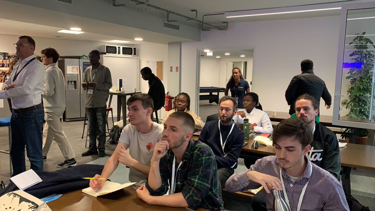 SocieteGenerale's tweet photo. Une brève intro, puis c’est parti pour 48h de hackathon ! Des groupes d’étudiants travaillent ensemble pour présenter ce qui sera, selon eux, la fintech de demain. Présentations demain devant le jury chez @TreezorBanking. 

Qui sera la future 🦄 ? #FFT2022 @FranceFintech @LeSwave https://t.co/rFUrhYMsgI