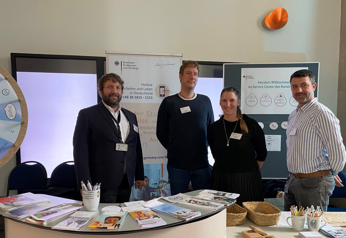 BAMF_Dialog's tweet photo. Die Kolleginnen und Kollegen von der Hotline „Arbeiten & Leben in Deutschland“ (#ALiD) sind auch mit einem eigenen Stand vertreten und beraten zu Fragen rund um Jobsuche, Arbeit und Beruf und Anerkennung ausländischer Berufsabschlüsse. https://t.co/xg3QNEwLnE