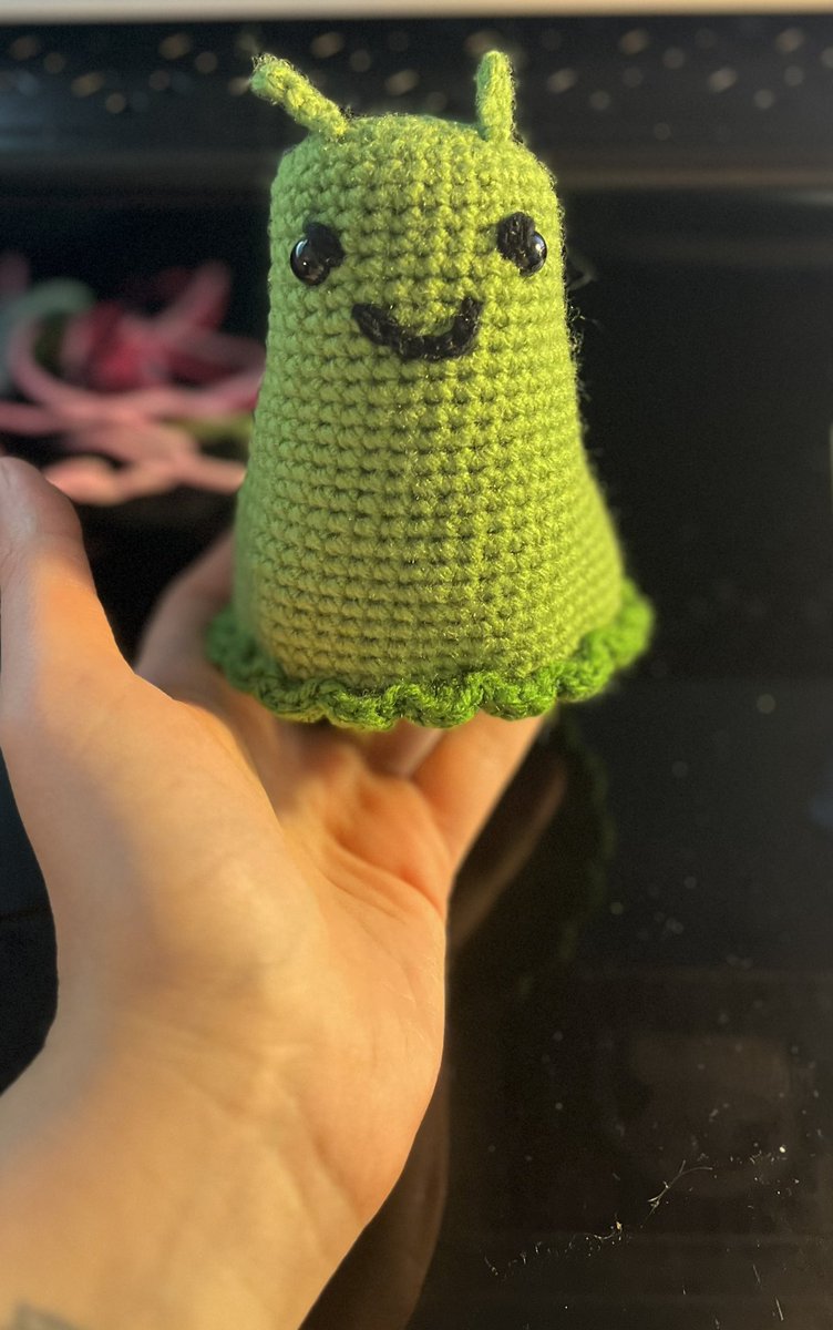 IceCreamCraftin's tweet photo. Green won out! 💚💚💚 Decided to make a feisty lil fella! >:)
.
.
.
.
#crochet #amigurumi #yarn #queercrochet #queerartist #stuffedanimal #cute https://t.co/FMJGmI6ayx