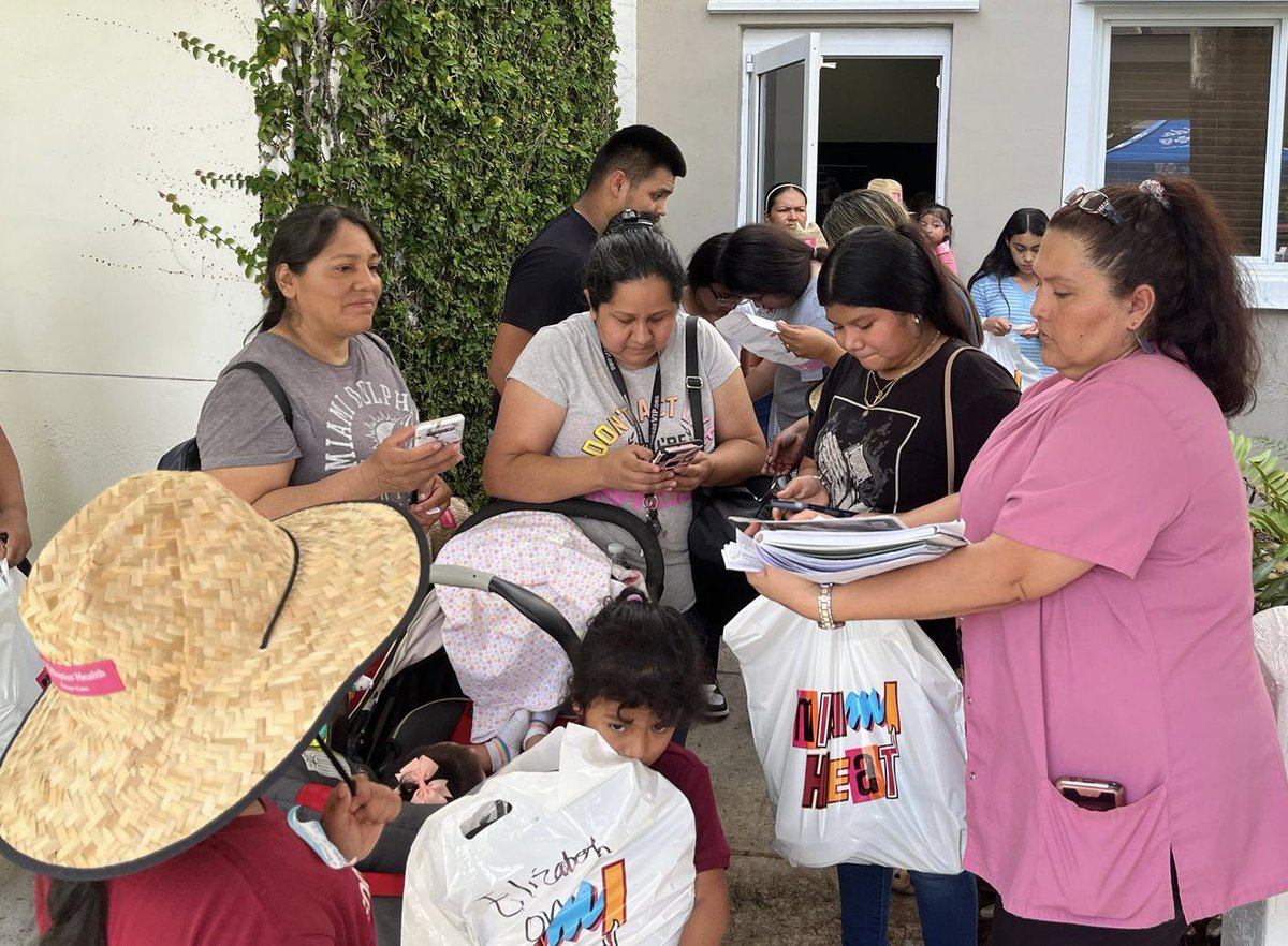 ConsulMexMia's tweet image. Tremendo ambiente de festejo y reconocimiento a la riqueza multicultural hispana en el sur de #Florida. Gracias al @MiamiHEAT🏀 y el #MigrantEducationProgram en @CityofHomestead por impulsar y fortalecer la convivencia de nuestras comunidades🇲🇽 a través de la #salud y #deporte.