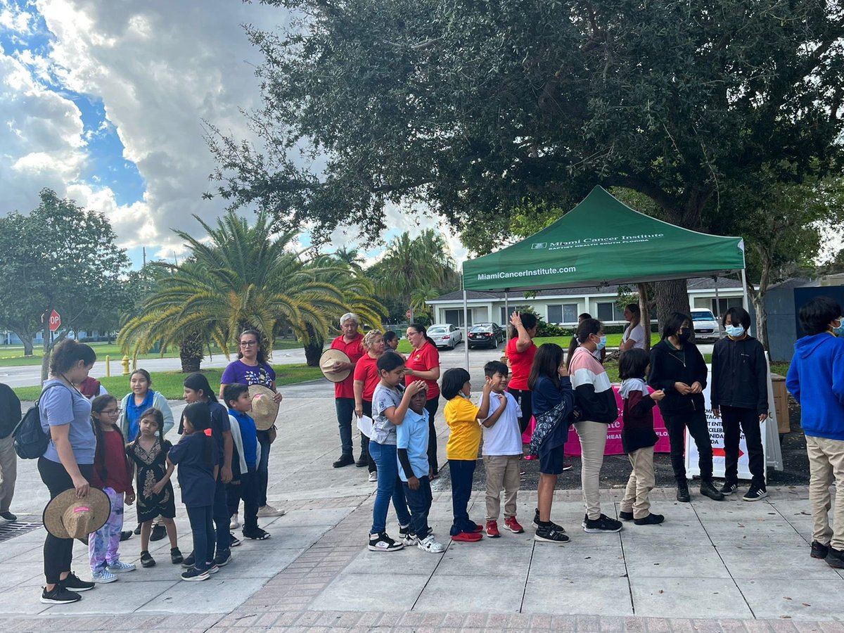 ConsulMexMia's tweet image. Tremendo ambiente de festejo y reconocimiento a la riqueza multicultural hispana en el sur de #Florida. Gracias al @MiamiHEAT🏀 y el #MigrantEducationProgram en @CityofHomestead por impulsar y fortalecer la convivencia de nuestras comunidades🇲🇽 a través de la #salud y #deporte.