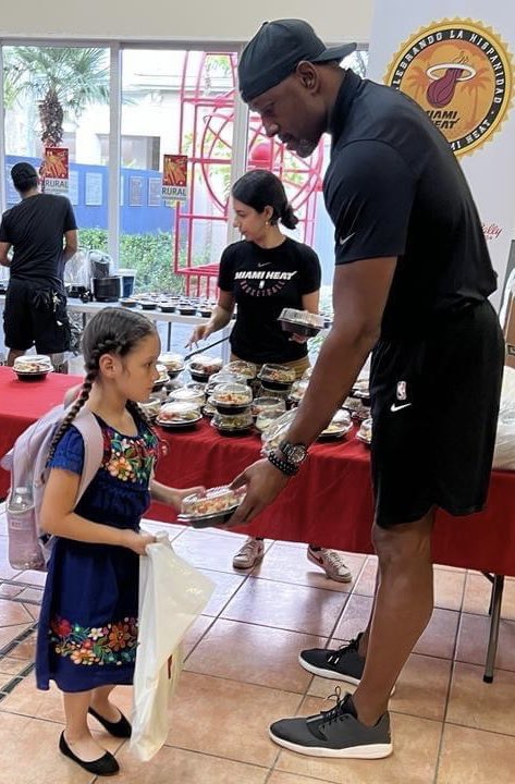 ConsulMexMia's tweet image. Tremendo ambiente de festejo y reconocimiento a la riqueza multicultural hispana en el sur de #Florida. Gracias al @MiamiHEAT🏀 y el #MigrantEducationProgram en @CityofHomestead por impulsar y fortalecer la convivencia de nuestras comunidades🇲🇽 a través de la #salud y #deporte.