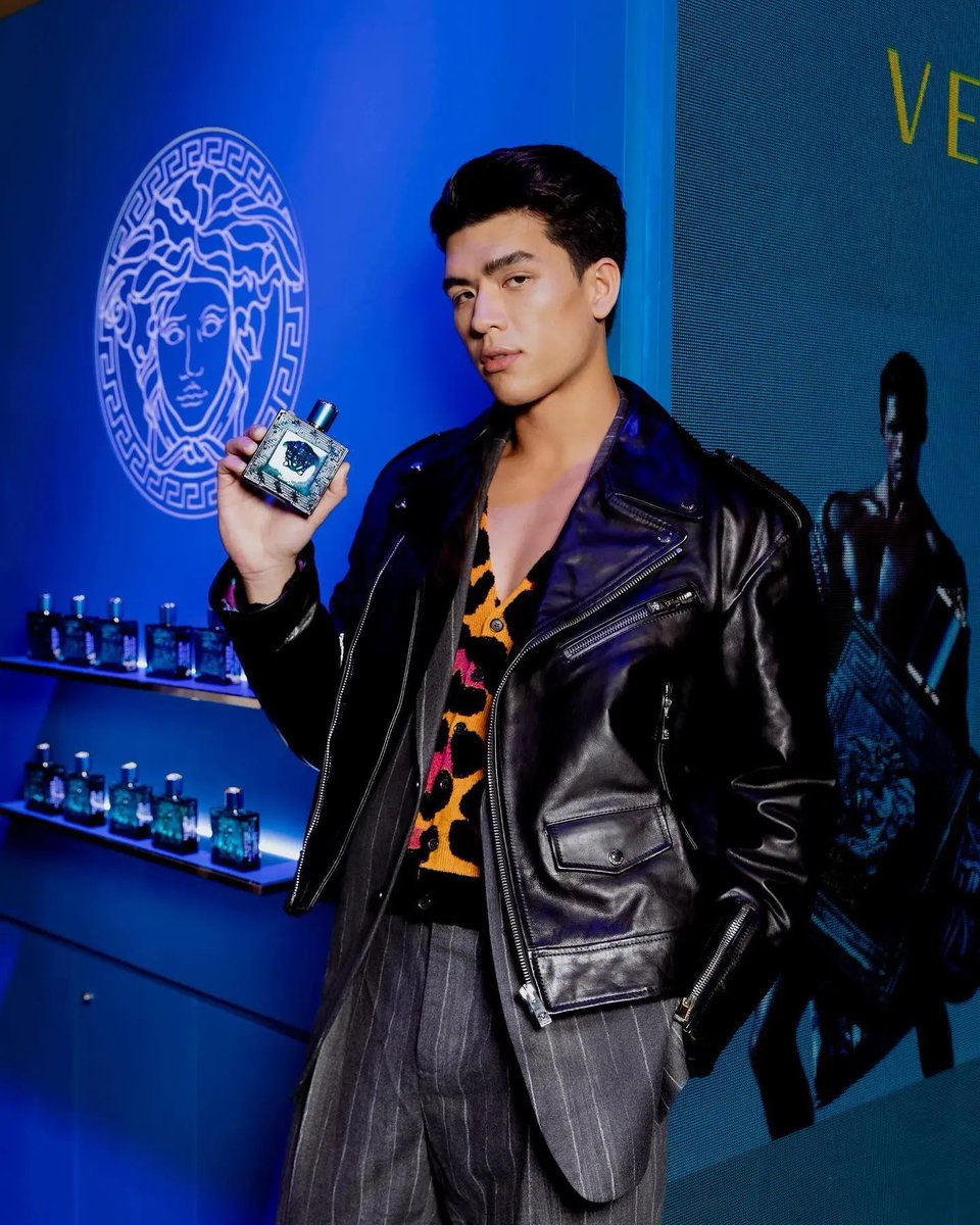 fcjosswayar's tweet photo. [ IG Update ]
🔗 : https://t.co/oCvSIUeHv0

Eros- the personification of intense love desire.
“VERSACE EROS POP-UP" พร้อมให้คุณสัมผัสแล้ววันนี้ - 19 ตุลาคม 2565
📍โซน Hall of Fame ชั้น M พารากอน

#VersaceParfums #VersaceEros 
#JossWayar 
#จอสครับไม่ใช่จอร์ช https://t.co/XLRwhm5Ipx