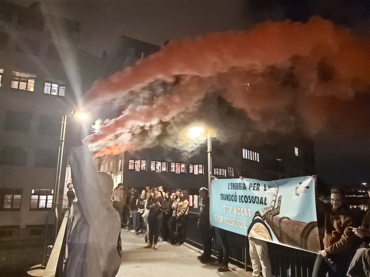 nealhc's tweet photo. Last night, climate activists in Girona, Spain, protested efforts by the @sanchezcastejon & @OlafScholz govts to revive the #Midcat gas pipeline. We are living in a #ClimateEmergency; we don't have time to invest in an obsolete industry like #fossilgas. ¡Basta!
#StopMidcat https://t.co/92XQfb3Lrk