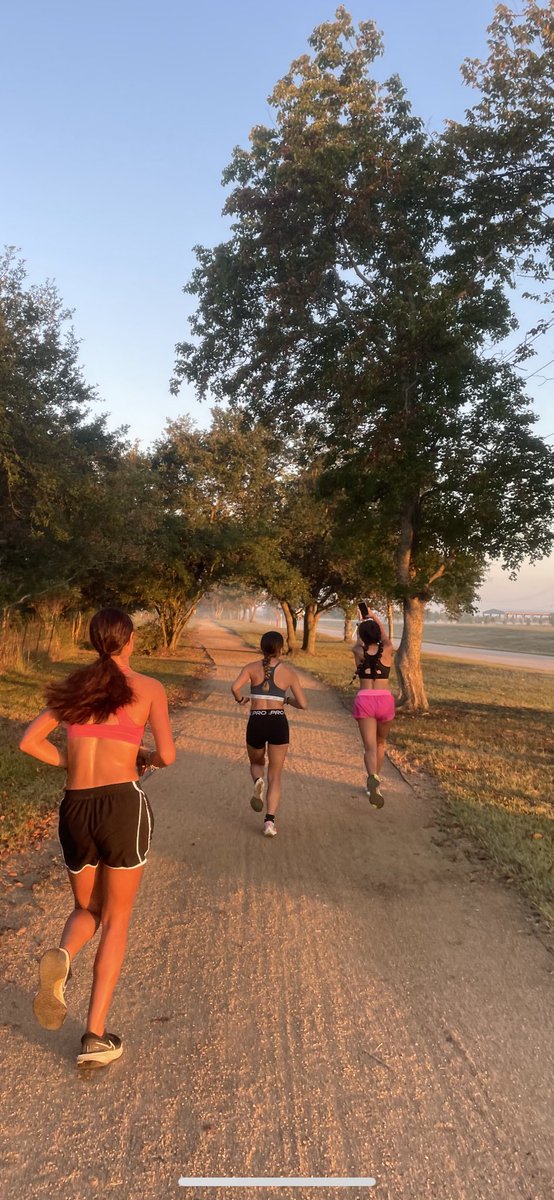 dobie_xc's tweet photo. Saturday Runs
Rule #1
Coach GETS a 1 mile head start
Rule #2
Coach LETS them pass ππ
π₯΅
Senior takes pic of dusting coach πππ
#Funtimes #Longrunlife https://t.co/pnkxGvaJBA