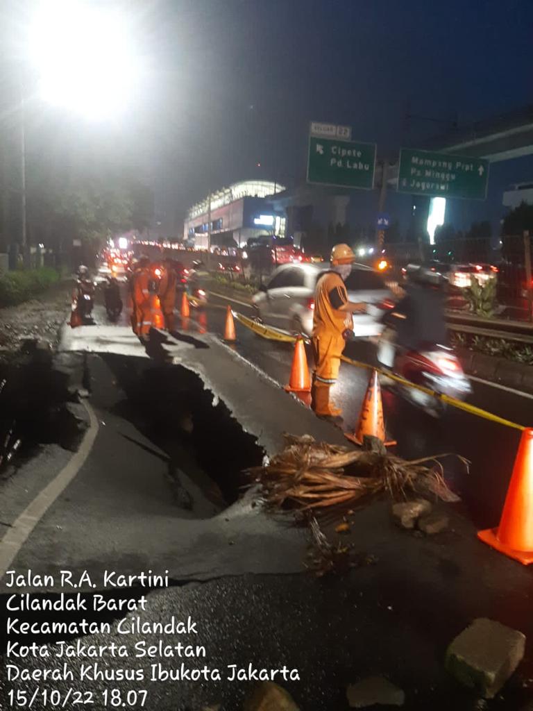 TMCPoldaMetro's tweet photo. 20.23 Jalan amblas di ruas Jl RA Kartini sebelum Traffic light Fatmawati Cilandak, arus lalu lintas menjelang lokasi tersendat. Bagi pengendara diimbau agar berhati-hati apabila melintas. https://t.co/CP2ZC8bOCZ
