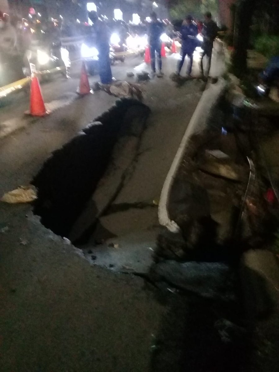 TMCPoldaMetro's tweet photo. 20.23 Jalan amblas di ruas Jl RA Kartini sebelum Traffic light Fatmawati Cilandak, arus lalu lintas menjelang lokasi tersendat. Bagi pengendara diimbau agar berhati-hati apabila melintas. https://t.co/CP2ZC8bOCZ
