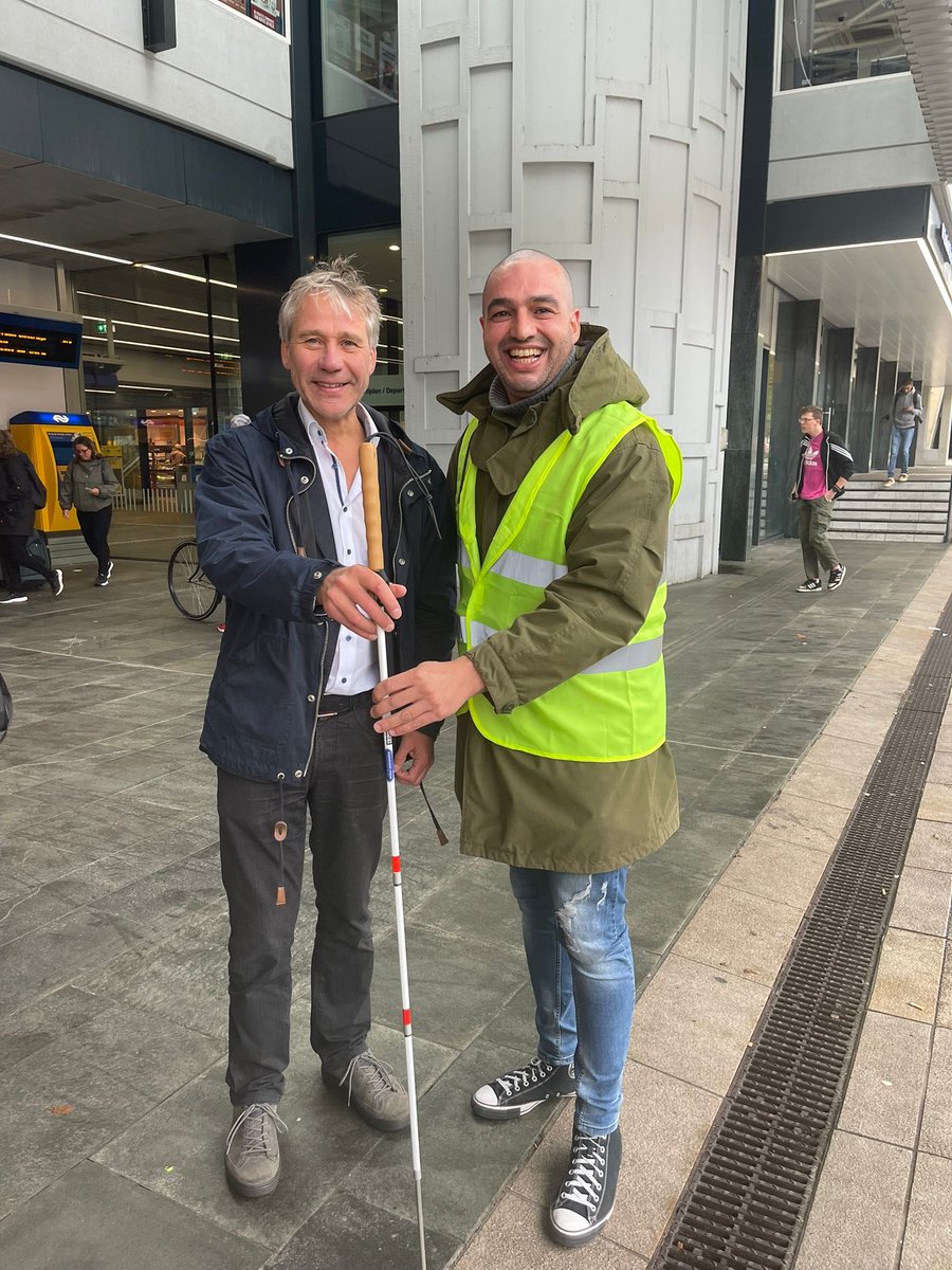 Vandaag stevig lesje hoe het is als je niet kunt zien. In en rond station Tilburg. Dit laat mij voelen hoe ongelofelijk belangrijk een goede inrichting van onze publieke ruimtes is voor blinden en slechtzienden!
#dagvandewittestok ⁦<a href="/gemeentetilburg/">gemeentetilburg</a>⁩