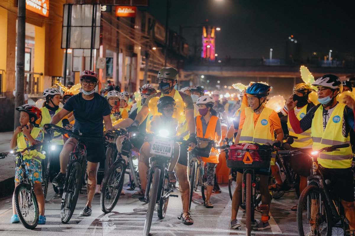 350Pilipinas's tweet photo. Photos from our night ride earlier to promote policies and infrastructure which ensure the safety &amp; inclusivity of streets in Metro Manila. #illuminateliberatethestreets #ridetothefuture #cleanmobility #ClimateActionNow #BetterByBicycle #TogetherForMobility #CyclingIsRenewable https://t.co/IJqCcbuy60