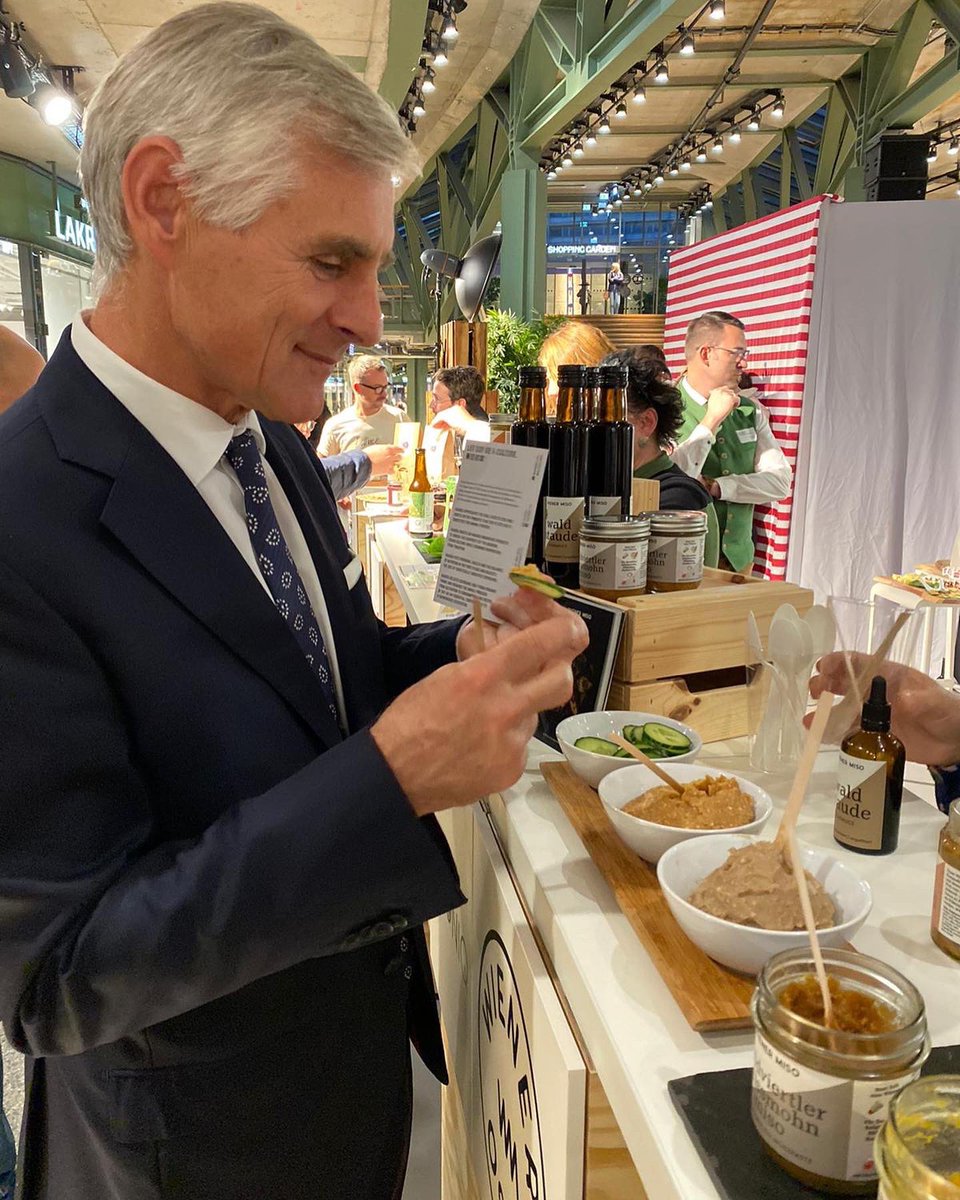 LinhartBMEIA's tweet photo. #refocusaustria 
Österreich präsent auf der #berlinfoodweek: Innovative Produkte &amp; Kulinarik aus Österreich im #HouseofFood im @bikiniberlin
#Milchbuben
#BaeckstefflBauernspezereien 
#DestillerieFarthofer #AlpenKaviar #PhytoniqIndoorFarming #WieneMiso
@Oesterreich_de @AustriainDE https://t.co/xLWtS5b94J