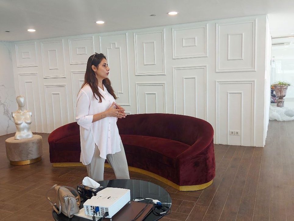 PakistanPink's tweet photo. President Pink Pakistan, Dr. Zubaida Qazi conducted a "Breast Cancer Awareness Session" at Emaar.                   #bearstcancer #BreastCancerAwareness  #breastcanersupport https://t.co/d6gpP6RSHm