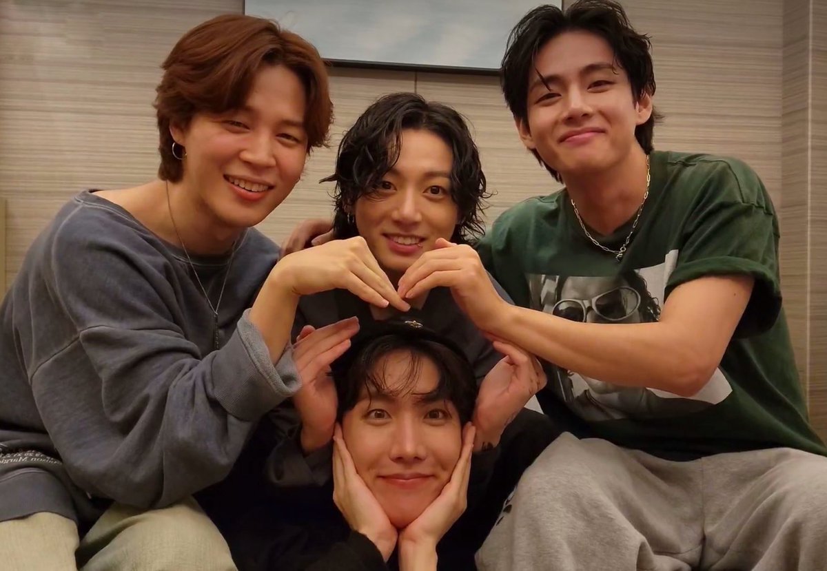 BTSNewsBrasil's tweet photo. Foi tudo muito rápido, mas apreciem essa imagem ♡ 

Fim//

* Lembrando que é uma tradução rápida
* A tradução completa postaremos em breve em nossas redes
* Desculpem qualquer erro. https://t.co/i45qANnGqq