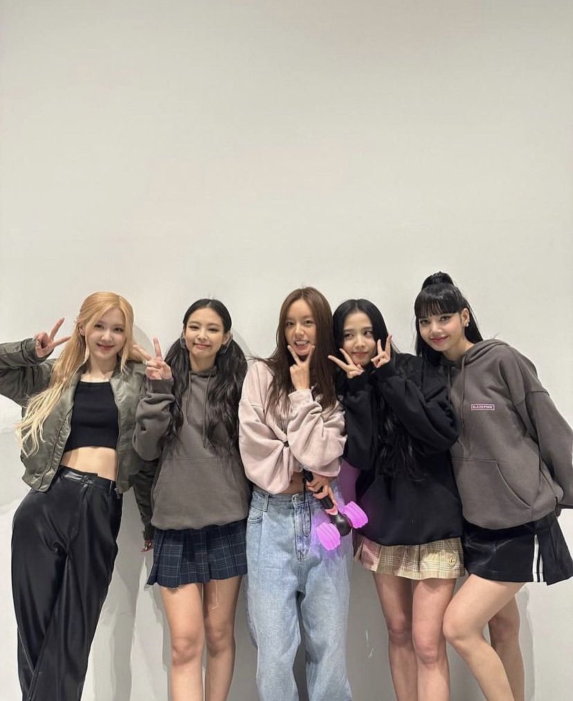 cyanblink's tweet photo. Blackpink and Hyeri 🤍 https://t.co/Ff09GMSqUm