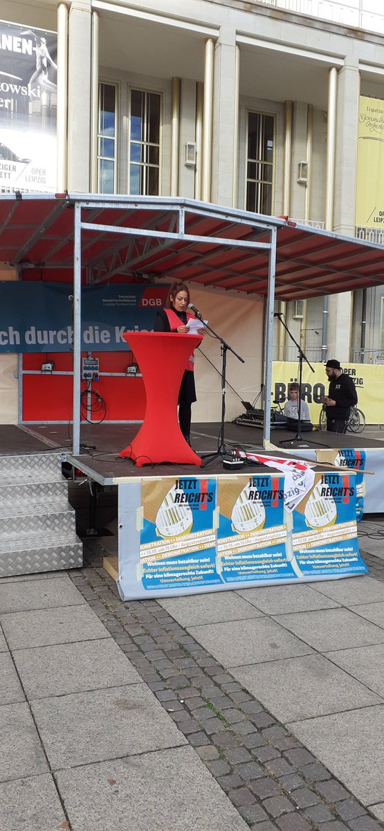 luna_le's tweet image. Kundgebung @jetztreichtsLE läuft auf dem Augustusplatz!
Es spricht Zahra, Betriebsrätin bei momox. Sie ruft auf sich zu organisieren und zu internationaler #Solidarität ✊ #le1510