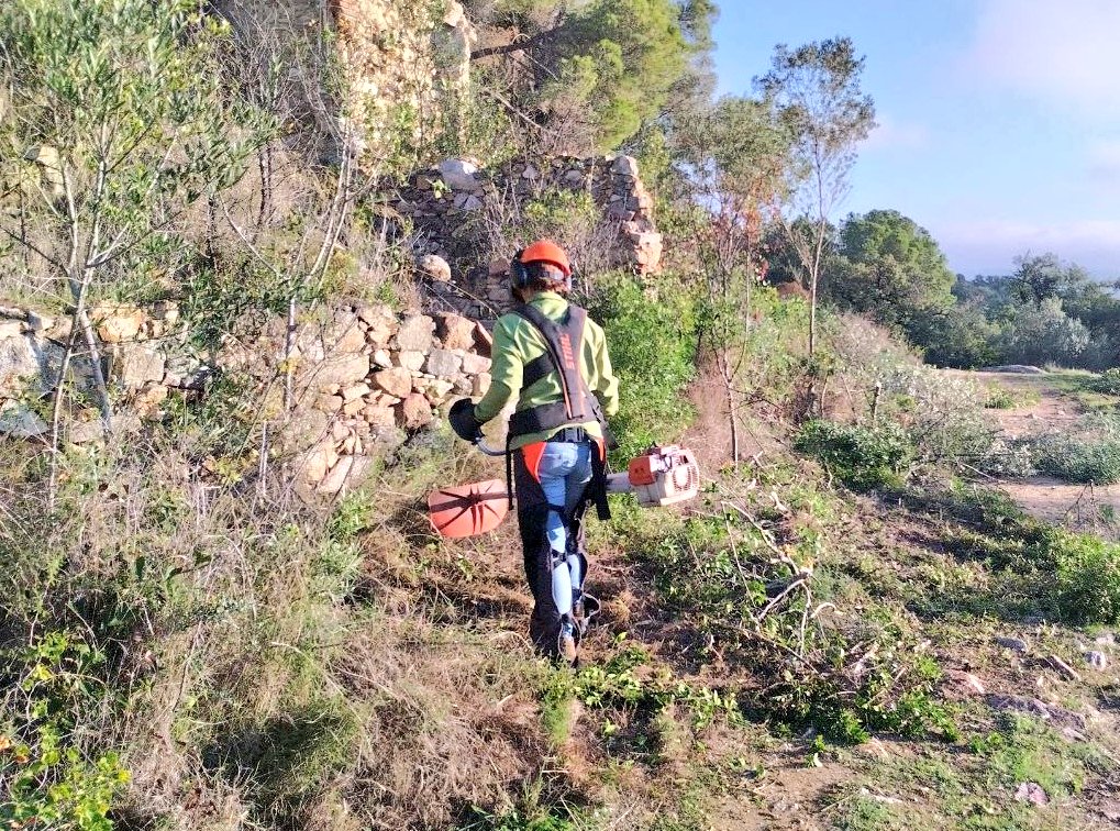 ADFGavarresMar's tweet photo. Avui hem iniciat una nova iniciativa perque els fills de voluntaris puguin també participar de l'ADF. Durant el treball forestal dels voluntaris, allà mateix, preparem activitats perquè els més joves coneguin millor el territori i aprenguin a estimar tot el valor que té. https://t.co/d5tvdrQpCC