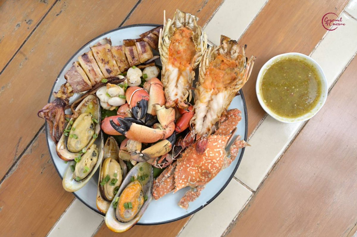gourmetthai's tweet photo. เสาร์-อาทิตย์ ใครเค้าอยู่บ้านกัน ไปเปลี่ยนบรรยากาศหาของอร่อยที่ The Sky Gallery Pattaya กันดีกว่า ร้านนี้เค้ากินขาดเรื่องบรรยากาศ วิวผืนน้ำขนานผืนฟ้าในมุมมองแบบพาโนรามา มาแล้วยังอยากมาซ้ำอีกหลายครั้ง
.
📍 เขาพระตำหนัก ชลบุรี
.
#gourmetandcuisine
#gcreview https://t.co/IhNmopqAis