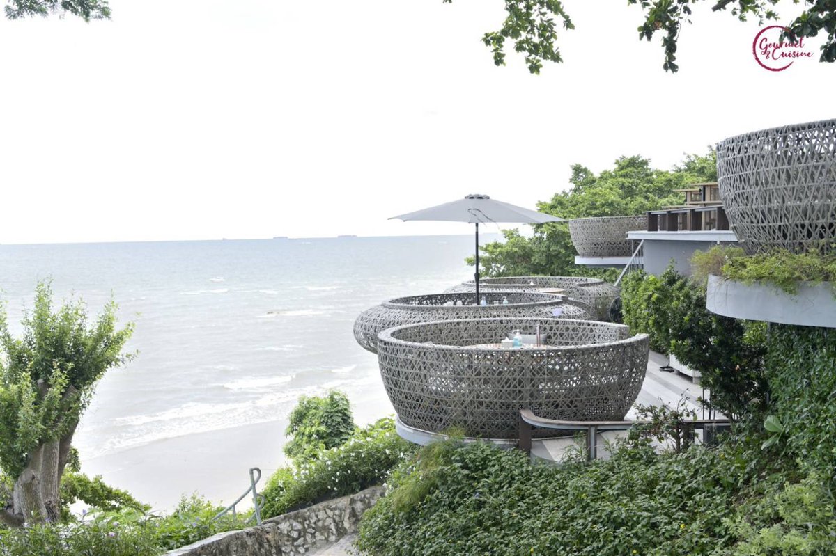 gourmetthai's tweet photo. เสาร์-อาทิตย์ ใครเค้าอยู่บ้านกัน ไปเปลี่ยนบรรยากาศหาของอร่อยที่ The Sky Gallery Pattaya กันดีกว่า ร้านนี้เค้ากินขาดเรื่องบรรยากาศ วิวผืนน้ำขนานผืนฟ้าในมุมมองแบบพาโนรามา มาแล้วยังอยากมาซ้ำอีกหลายครั้ง
.
📍 เขาพระตำหนัก ชลบุรี
.
#gourmetandcuisine
#gcreview https://t.co/IhNmopqAis