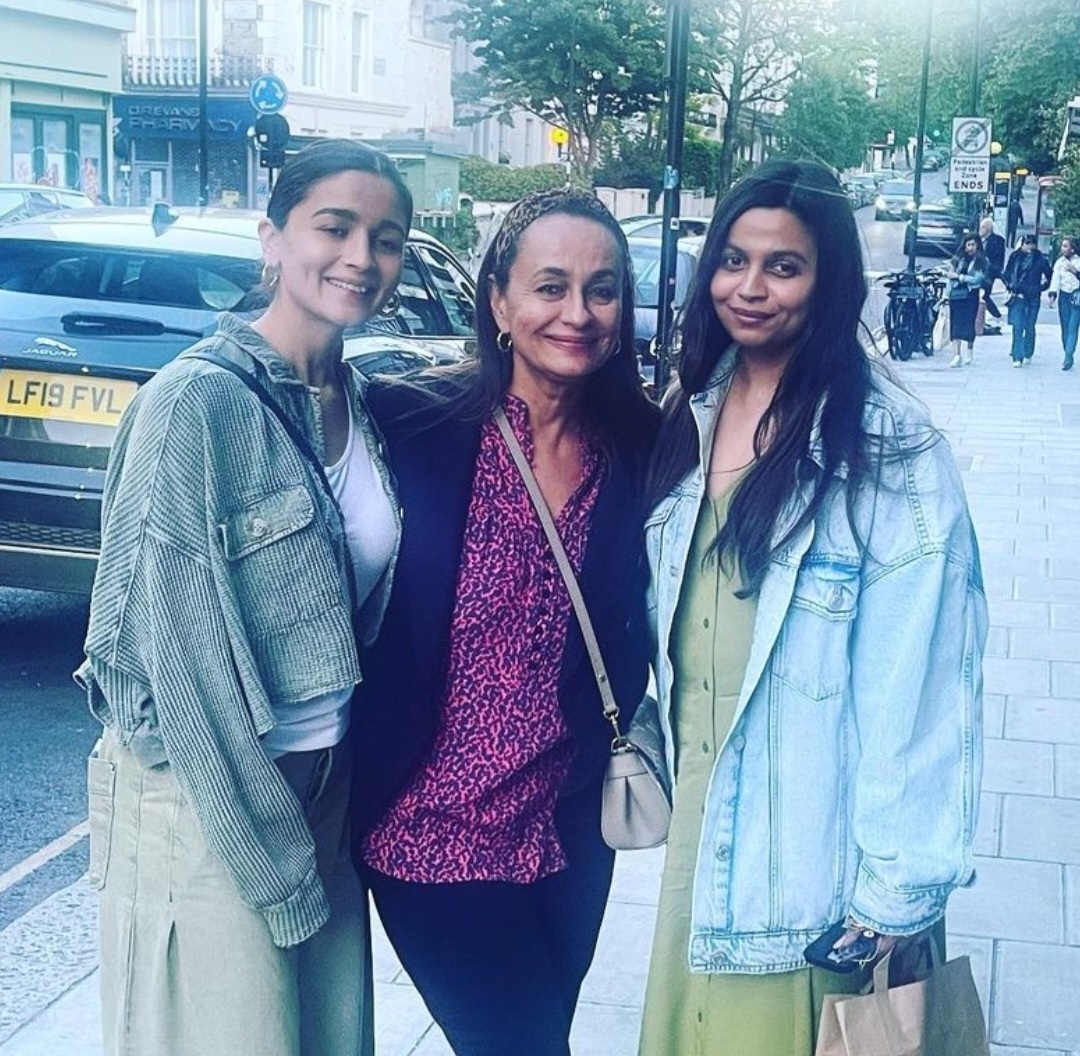 What a lovely picture of #AliaBhatt, #ShaheenBhatt and #SoniRazdan, isn't it? ❤️💕