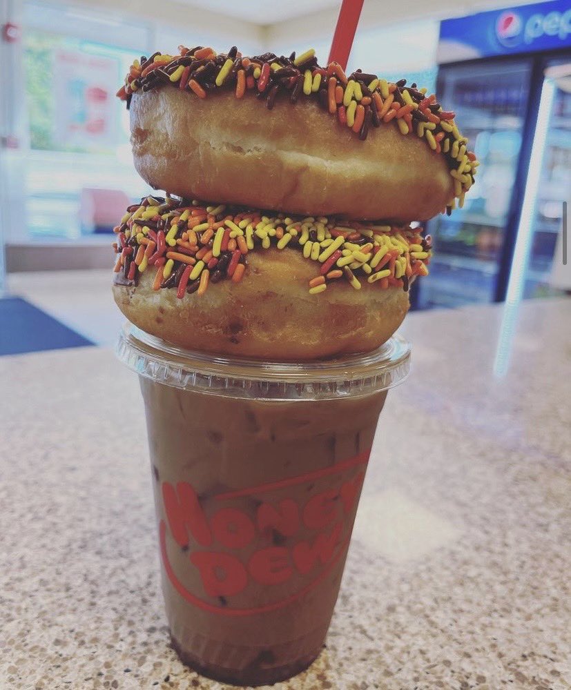We'll take one!🤤
⠀⠀⠀⠀⠀⠀⠀⠀⠀
📸 @Honeydewfairhaven
⠀⠀⠀⠀⠀⠀⠀⠀⠀
 #HeresToTheDewers #HoneyDewDonuts #Donuts #Fall #FallDonuts #NewEnglandDonuts #NewEnglandCoffee