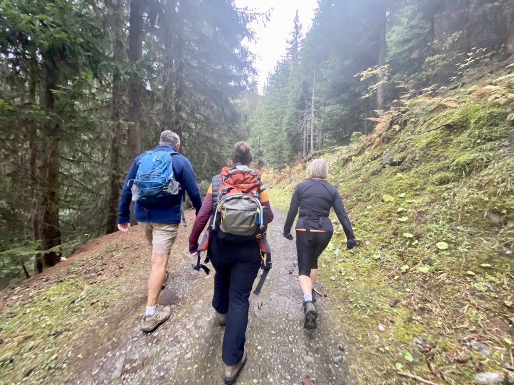 CreteCoteSki's tweet photo. 🏔🇫🇷 @LaPlagne offers beautiful mountain hikes! From #CreteCote up to Plagne 1800 &amp; across to Plagne Bellecote 🥾🙌

#LaCabine #MountainWalk #HonestyBar #FrenchAlps https://t.co/smyakrBTgv