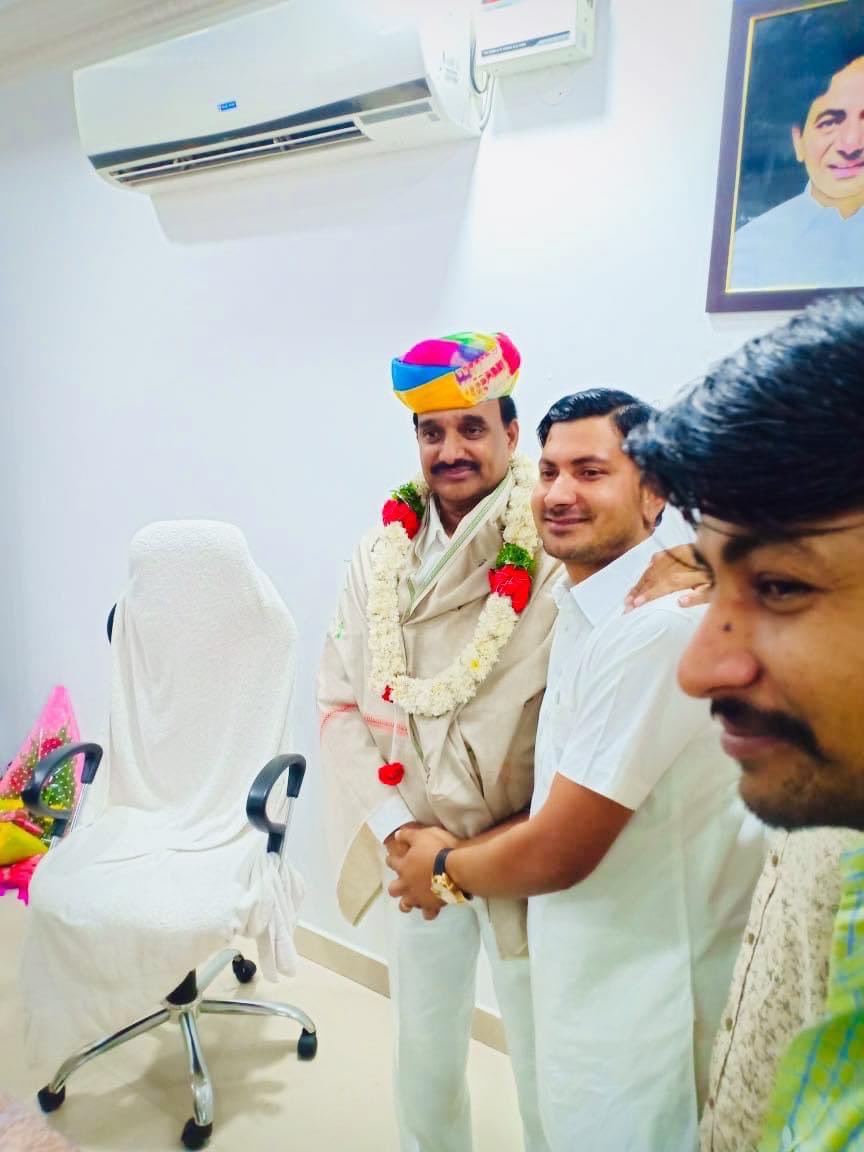 JaatJat's tweet photo. Hearty birthday wishes to Sheringampalli MLA government whip #Arekapudi_Gandhi 💐🎂

#HappyBirthdayGandhiSir
#TRSSerilingampally https://t.co/E6rC1S5qMb