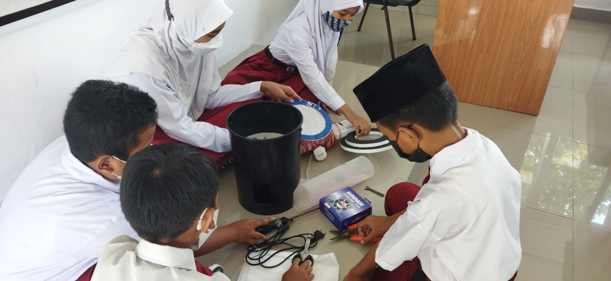 kelasedotcom's tweet photo. Berbagai produk inovasi siswa ini merupakan wujud nyata bahwa sekolah dapat juga berperan dan berkontribusi dalam penyelesaian problematika kesehatan, sosial, ekonomi dan lingkungan sesuai dengan TPB/SDGs #sdgs #tpb #2030Agenda https://t.co/8p6eto7UGB https://t.co/qKeVZooXTH