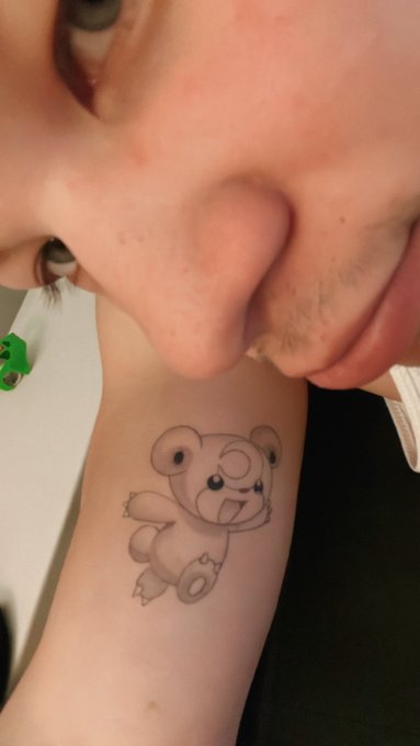 wow look at me and got mine done by the same guy who did hers 🥹 https://t.co/K2Wv1GIFGf
