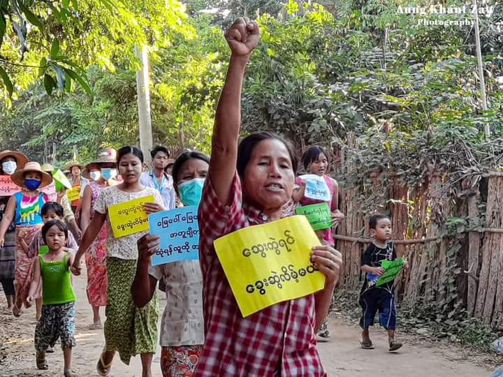 NantEiThandar's tweet photo. The protesters of Chindwin West Bank Strike in Sagaing Region held their daily demonstration against the murderous military regime on October 15.

#GlobalMyanmarStudentsProtest
#Justice4OurStudents
#2022Oct15Coup
#WhatsHappeningInMyanmar https://t.co/7yblX1F4K6
