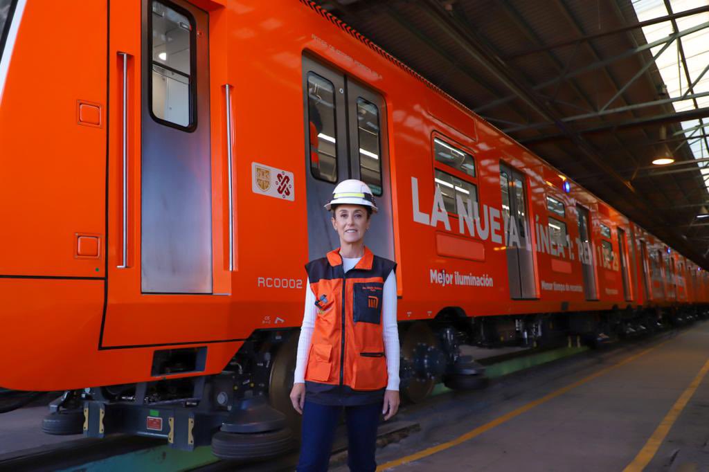 Esta mañana visité el nuevo tren de #LaNuevaLínea1 es más cómodo, más grande y más rápido.