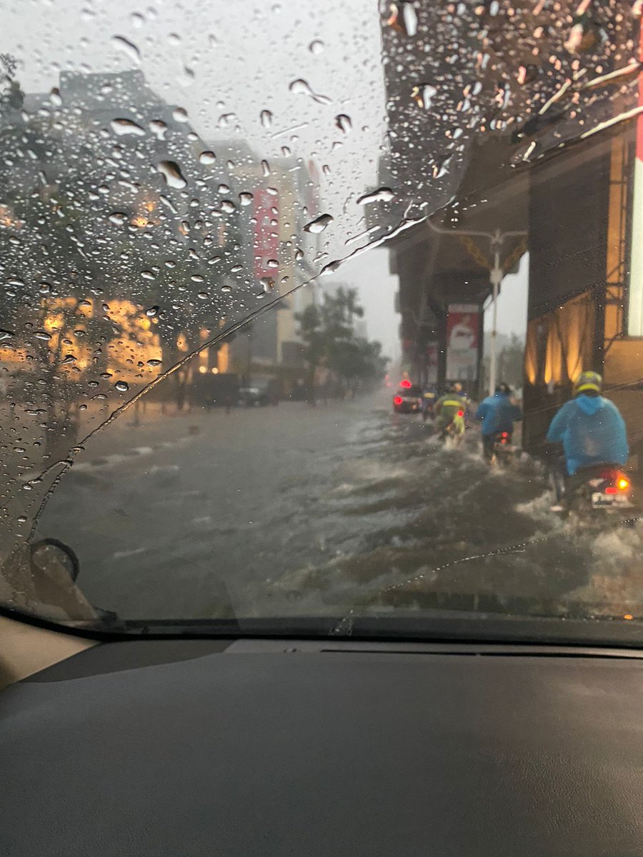 Caleb_T's tweet photo. The ojeks definitely have it worst. Some motorcycle drivers had to dismount where the water was passed waist level. https://t.co/2hfRLXgCDk