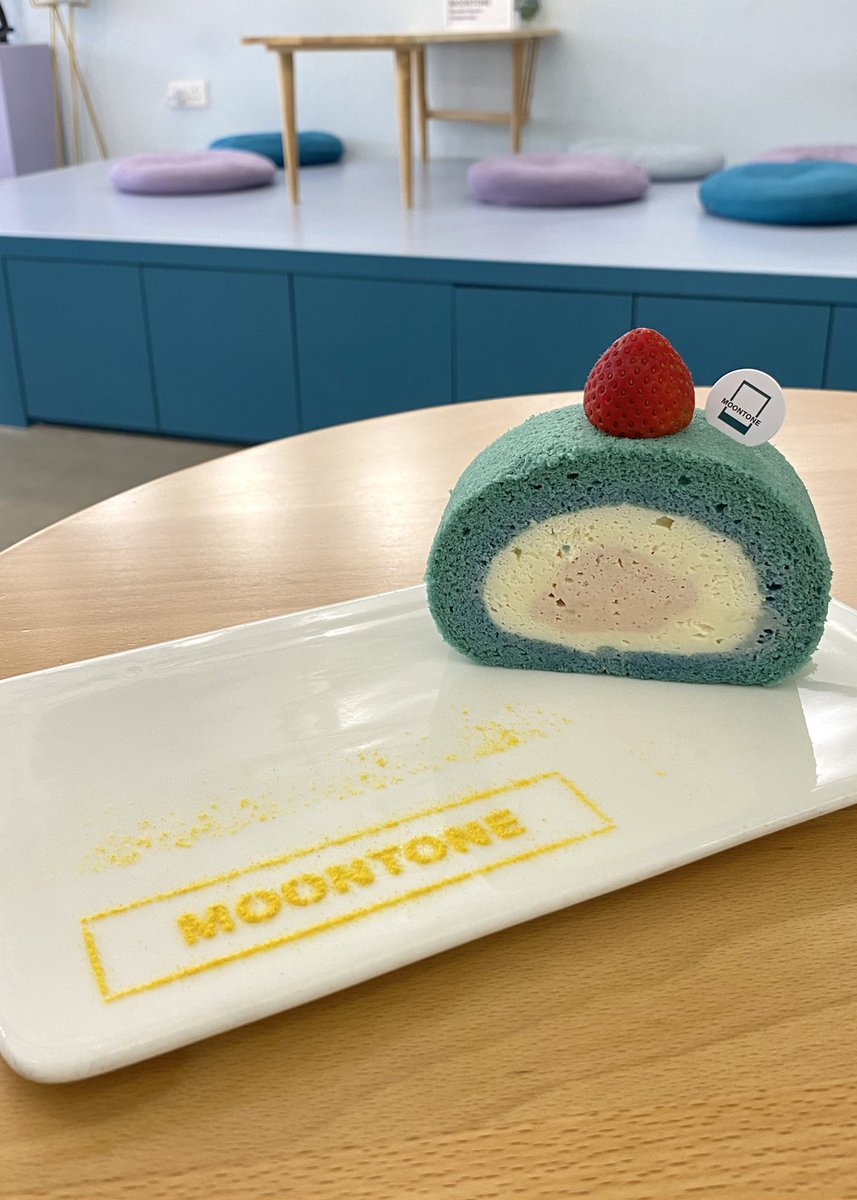 yelyah609's tweet photo. MOONTONE-太子💛
Cafe裝修 #pantone 色系 環境&amp;嘢食都好打卡able🤍試咗角酪卷蛋🍰原來唔止樣得 食落都好得😳蛋糕鬆軟唔乾 中間乳酪有原味&amp;士多啤梨味 令味道更豐富!另外百香果乳酪好有驚喜😍乳酪好smooth好creamy 百香果微酸 但係同乳酪超夾🥰推介😚
#黃色經濟圈 #YellowEconomicCircle #黃店 #yogurt https://t.co/nqD68WF2iY