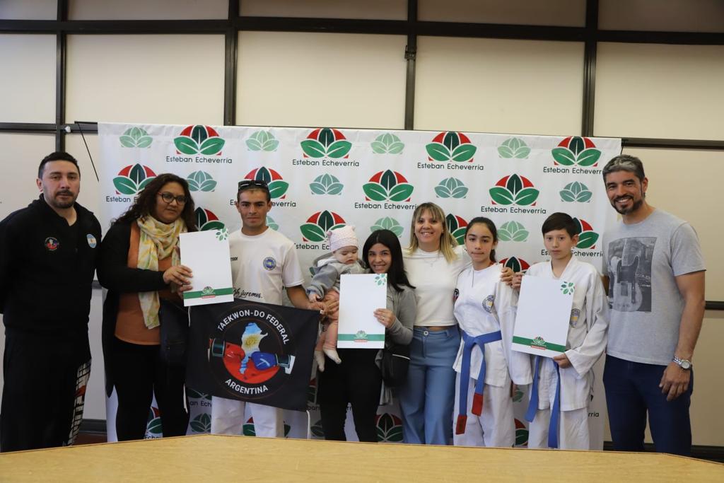 MunicipioEE's tweet photo. Entregamos subsidios a la Escuela Secundaria N° 1 y la Escuela Secundaria N° 2 para viajes educativos; al Club de Automóviles Clásicos para mejoras edilicias y a deportistas que competirán en el Mundial de Taekwon-do 2022 ITF Unión para cubrir la inscripción a la competencia. https://t.co/h58j0meMnu