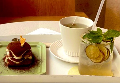 m_d7h's tweet photo. '바람에 실려오는 향기'라는 뜻의 Moani cafe.
짧아서 귀한 계절,이곳에  가을이 향기롭다. https://t.co/X9b5ZI5Wjr