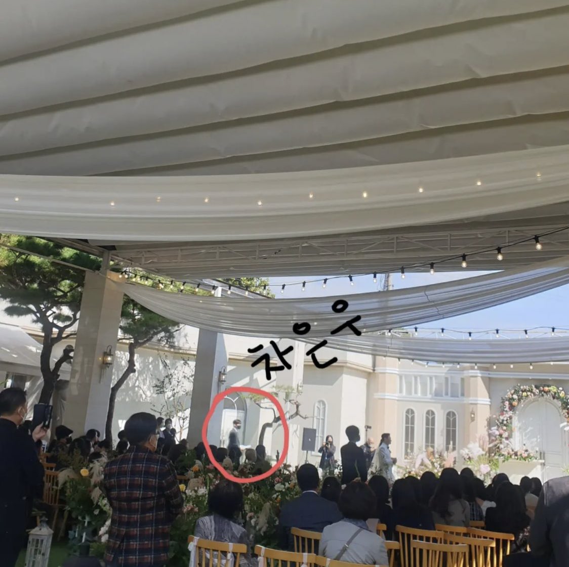 christyroha's tweet photo. So Eunwoo really was a host on a wedding today!
Earlier someone posted about it but she wasn’t sure coz he was wearing a mask, but another person posted his pic on their blog
#차은우 #ChaEunWoo

https://t.co/9Z3fU5j65a
https://t.co/Vb2q2VeRcy https://t.co/ycclvlYw2t