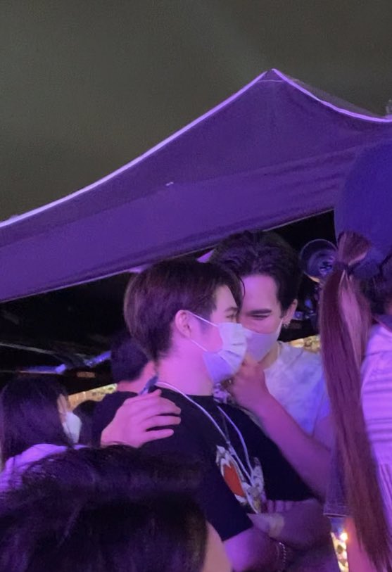 Tammy_luvN's tweet photo. มาคอนกับคนที่ชอบแบบนี้น่ารักจังคั้บ!
ความบังเอิญพาหนูมาเจอคนน่ารักยืนฟังเพลงด้วยกัน🤏
#OCTOPOP2022xDMD
#natasitt #maxmiss https://t.co/hp5DTqGVFt