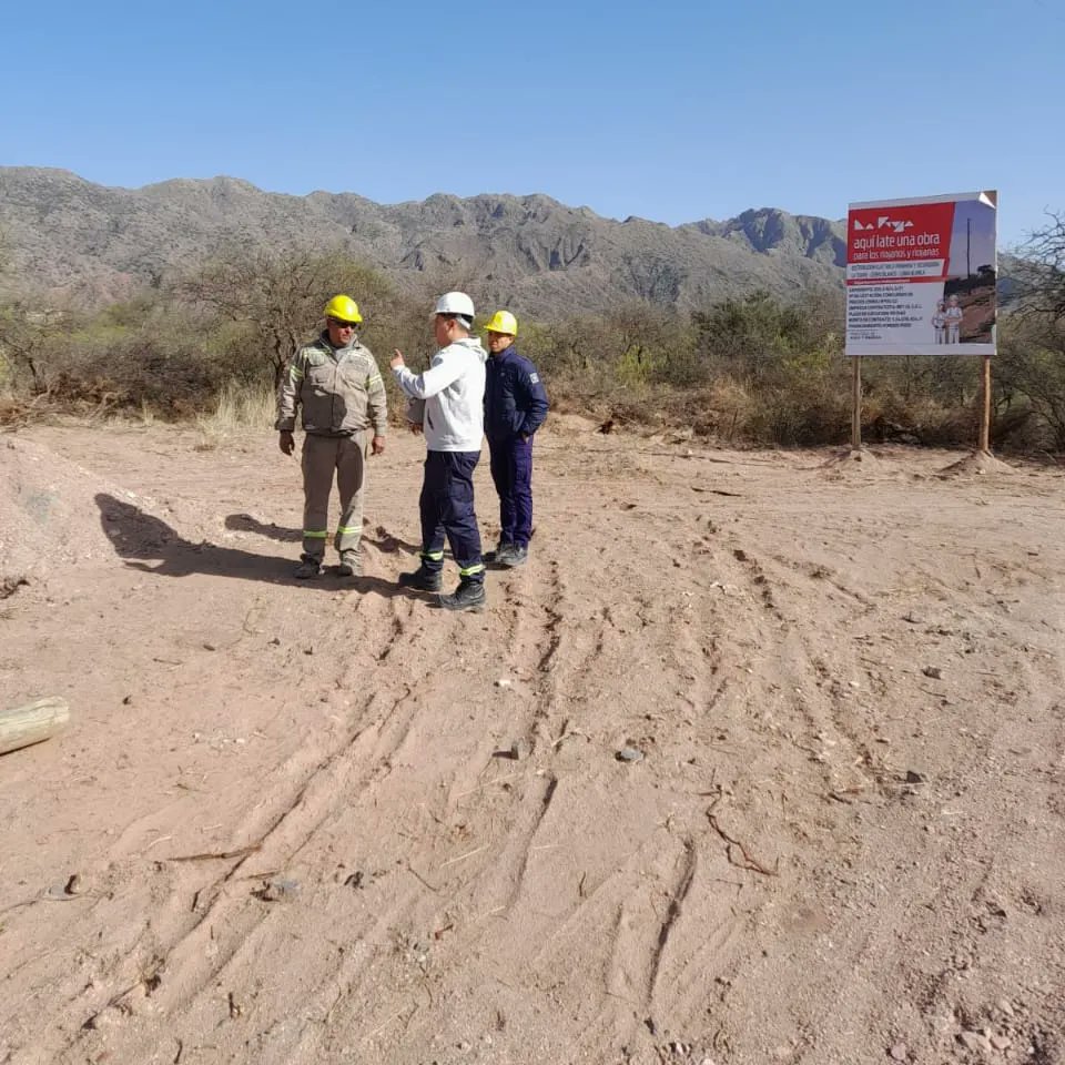 MinAguaYEnergia's tweet photo. Más energía para las familias riojanas 

Nuestro Subsecretario de Energía, Aldo Morales, junto al equipo de la Secretaría, visitaron el Dpto. Independencia, relevando esta importante obra de 7.500 metros de línea de media tensión, en el tramo de Cerro Blanco - Loma Blanca. https://t.co/318Q5cPOFy