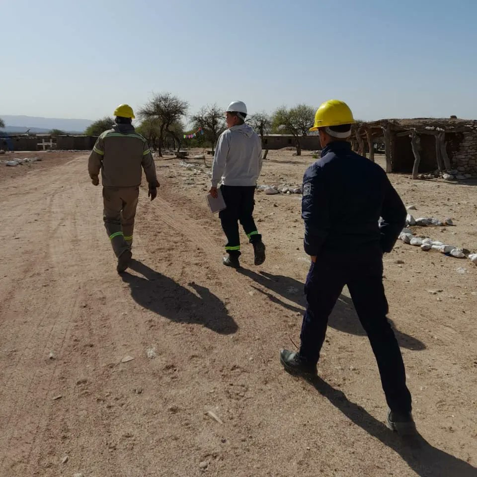 MinAguaYEnergia's tweet photo. Más energía para las familias riojanas 

Nuestro Subsecretario de Energía, Aldo Morales, junto al equipo de la Secretaría, visitaron el Dpto. Independencia, relevando esta importante obra de 7.500 metros de línea de media tensión, en el tramo de Cerro Blanco - Loma Blanca. https://t.co/318Q5cPOFy