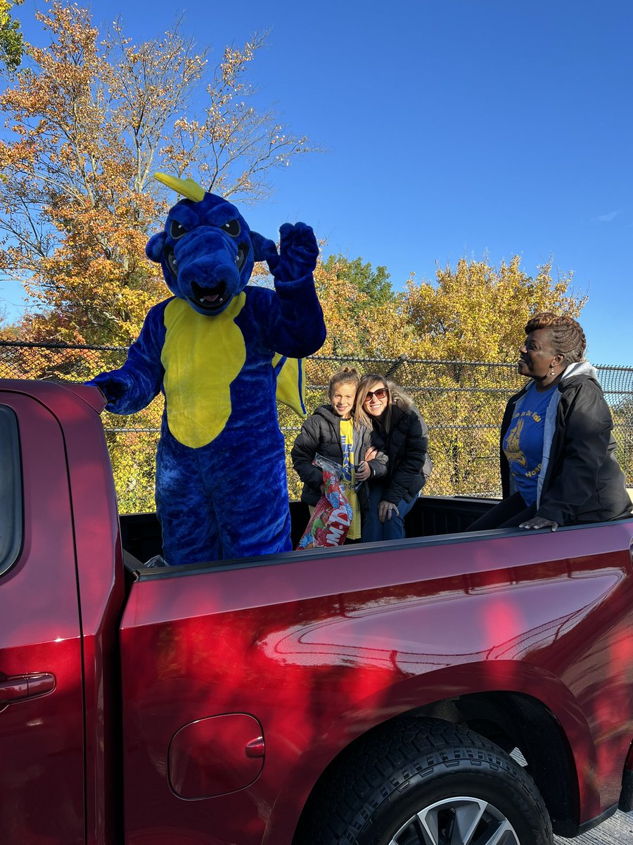 SchifferB's tweet photo. FMS has #PrideInOurHome and pride in our high school.  Here to celebrate our friend @KO_BCPS and @FranklinHS_BCPS at their homecoming parade!! @FMSDragonsPTA @FranklinHsPTSA @JameeEspinoza https://t.co/siQmbXqv0t