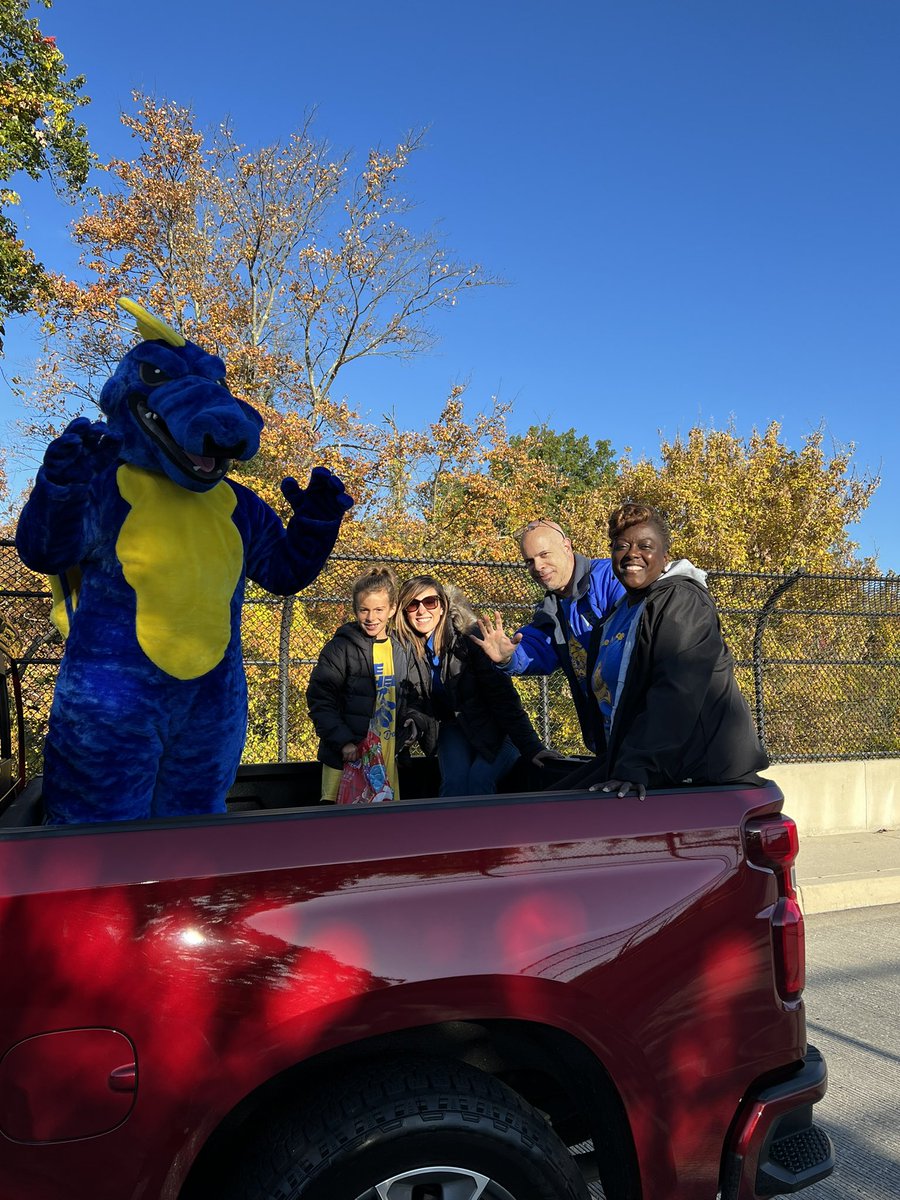 SchifferB's tweet photo. FMS has #PrideInOurHome and pride in our high school.  Here to celebrate our friend @KO_BCPS and @FranklinHS_BCPS at their homecoming parade!! @FMSDragonsPTA @FranklinHsPTSA @JameeEspinoza https://t.co/siQmbXqv0t