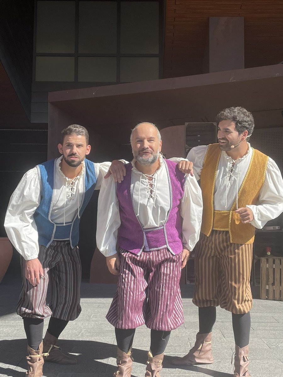 AnaSotosM's tweet photo. “Alcobendas💚Menuda Historia”. 
Llegó el otoño 🍂 y la cultura sale a la calle .Enhorabuena a @DriadesTeatro 🎭, por su estupenda función que nos enseña tanto de nuestra ciudad. Pero es que además ha sido divertida, ingeniosa y participativa. 👏👏👏 Bravo 
@ALCBDS_Ayto https://t.co/cbRldlsWnI