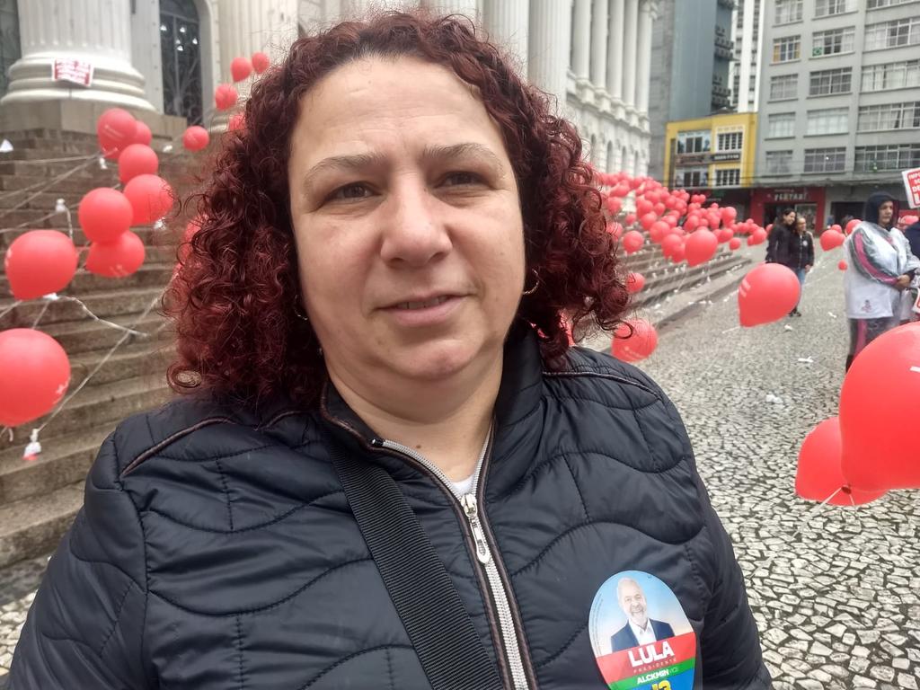 ComitePopularPR's tweet photo. "Urgentemente deve ser revista a terceirização da merenda escolar. Muitas crianças deixam de comer os alimentos industrializados, não restando muita opção além do arroz e feijão", professora de educação infantil Alessandra de Oliveira.
#DiaDoProfessor 
#vote13 https://t.co/B9kFNOihKl