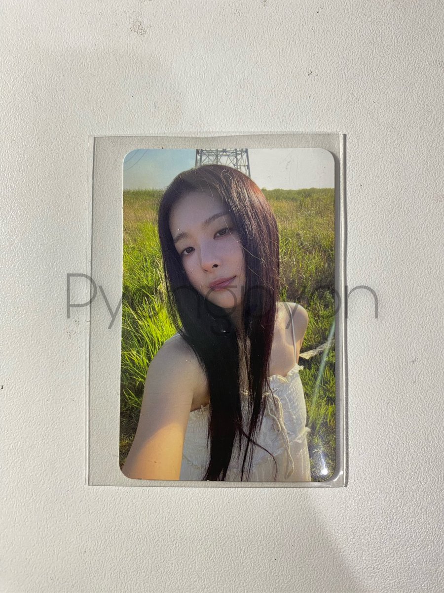 pyongpyon's tweet photo. WTS Photocard Seulgi 28 Reasons Case Version

📍READY INA
✅PC Seulgi 28 Reasons Case Ver.

Dm for price
Good condi
Incl box + safe packing
Bisa syopi free ong

Tag wtb wtt wta red velvet https://t.co/nrqXMLIpiD