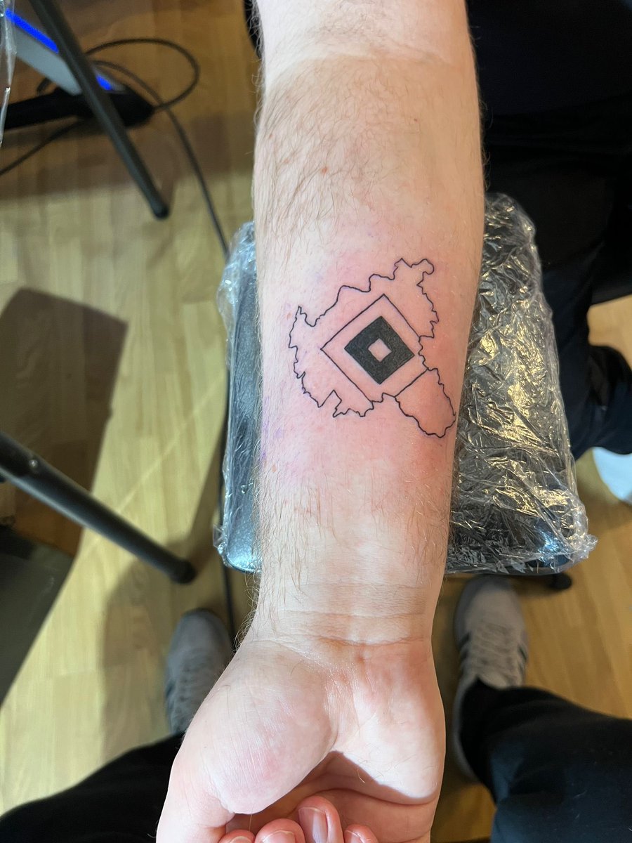 JanGudat's tweet photo. FÜR IMMER HSV 🖤🤍💙 #hsv @HSV https://t.co/rtNtVJI4rl