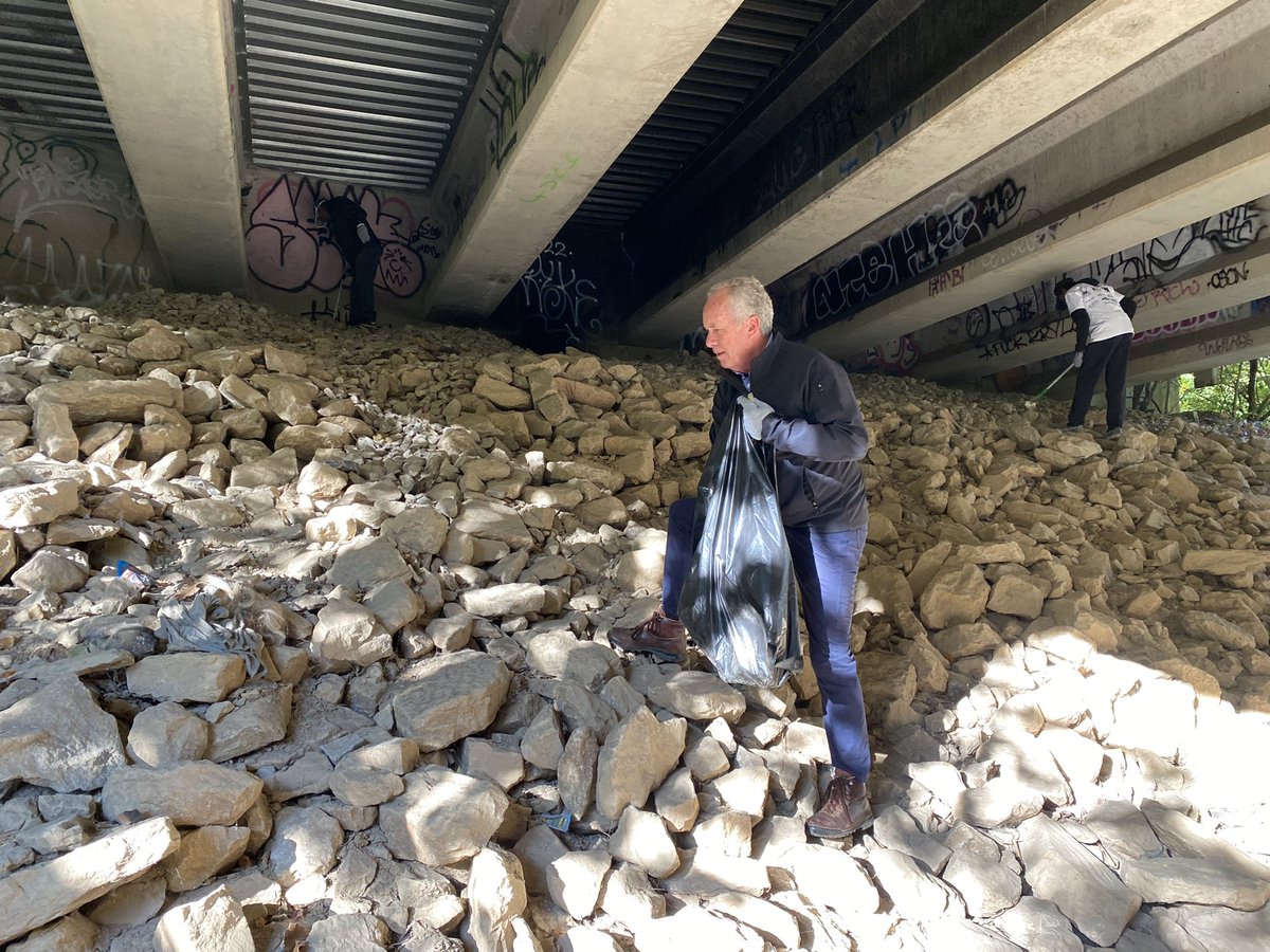 louisvillemsd's tweet photo. Thanks @louisvillemayor for helping “sweep” Beargrass Creek on this beautiful morning. Still time to join us at Karen Lynch Park #safecleanwaterways https://t.co/uKIbGu8EhV