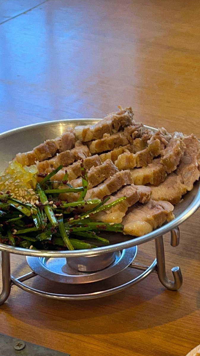 mongzzi_'s tweet photo. 서촌 📍잘빠진메밀 🍲🥢
추운 날 만두전골 드시러 꼭 가보시길 •• 
유자수육도 같이 시켜서 막걸리랑 마시면 몸 싸악 풀리면서 너무너무 좋아요 .. 단연컨대 서촌 최고 맛집 https://t.co/jckRexxLO2