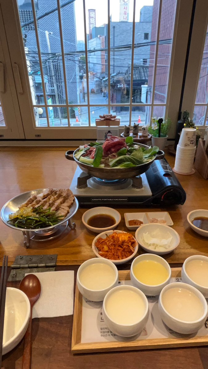 mongzzi_'s tweet photo. 서촌 📍잘빠진메밀 🍲🥢
추운 날 만두전골 드시러 꼭 가보시길 •• 
유자수육도 같이 시켜서 막걸리랑 마시면 몸 싸악 풀리면서 너무너무 좋아요 .. 단연컨대 서촌 최고 맛집 https://t.co/jckRexxLO2